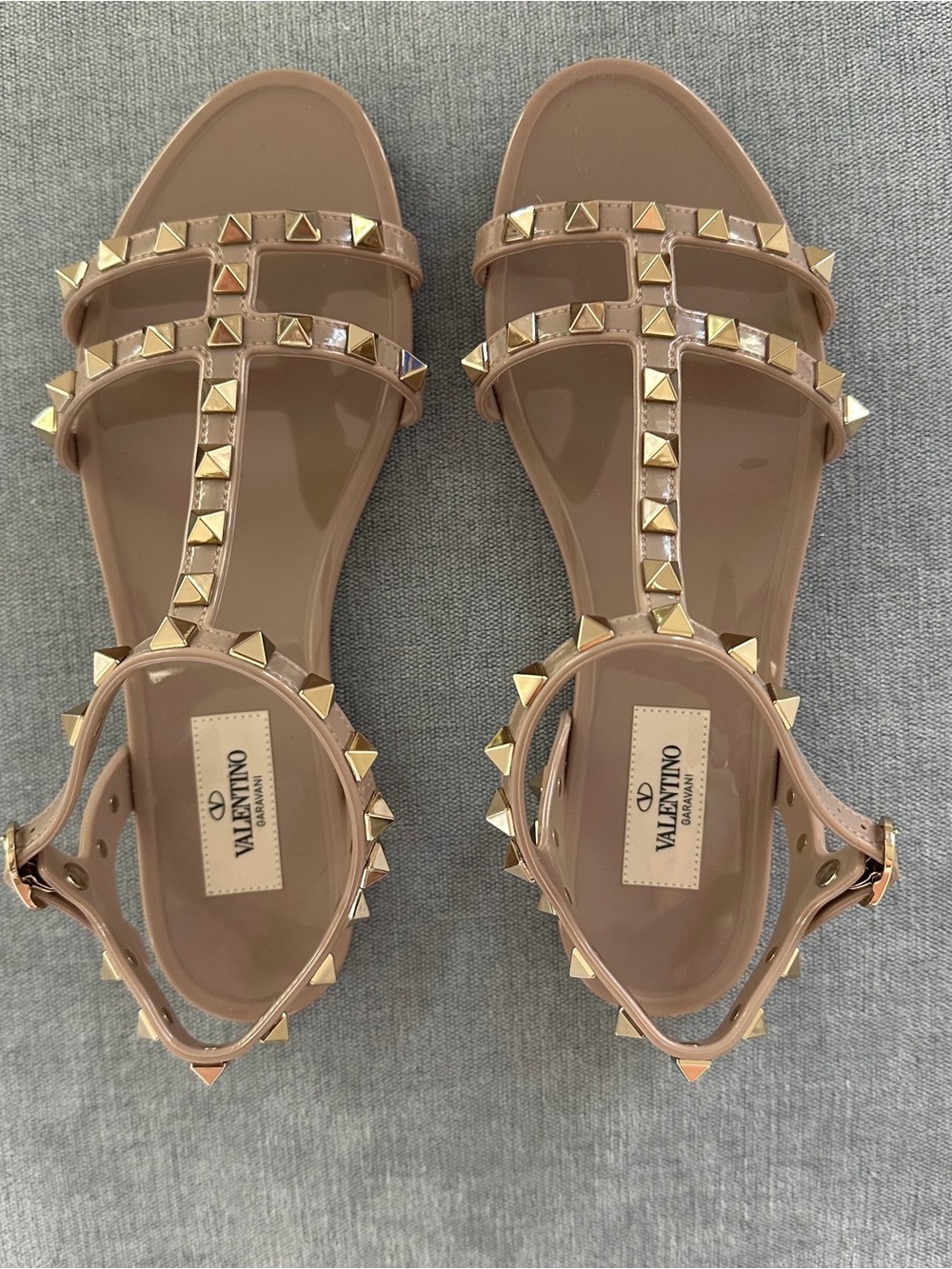 Valentino Garavani Rockstud T-Strap Rubber Sandals - Picture 3 of 6